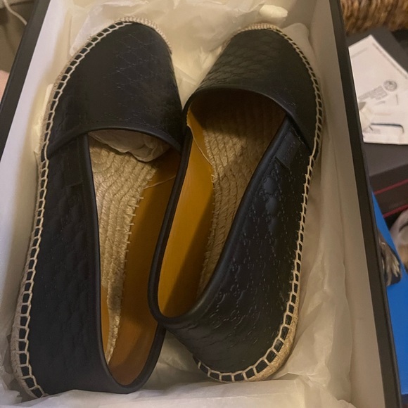 Gucci never wore 2 small - Picture 2 of 3